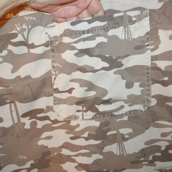 NWT Wrangler Men's Hero Camo Cargo Shorts Size 46 Loose Fit 8 Pockets Bermuda - Picture 7 of 8